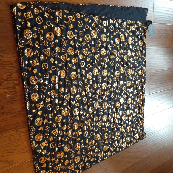 GORGEOUS NWT Fantastic Beasts 36"x70" Whimsical Long Scarf - Picture 1 of 4